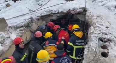 5 katlı binanın enkazından sağ kurtarıldı