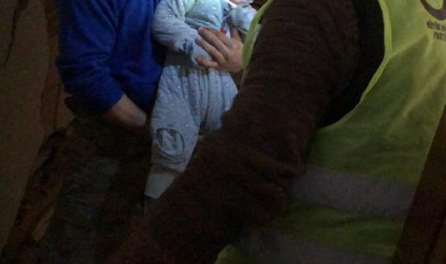 5 kişilik aile, 88 saat sonra enkazdan sağ kurtarıldı