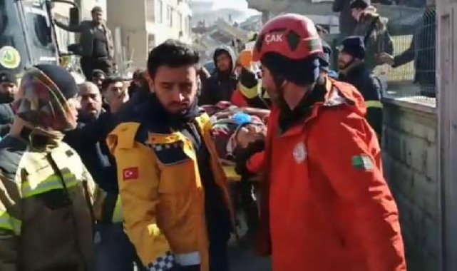 5 kişilik aileden 3'ü, enkazdan 79'uncu saatte kurtarıldı, diğerleri aranıyor