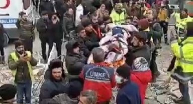 5 yaşındaki Zeynep, depremin 103'üncü saatinde sağ olarak kurtarıldı