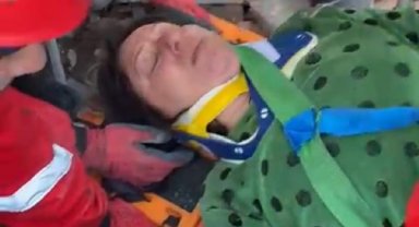 52'nci saatte enkazdan kurtarıldı, itfaiye erine teşekkür etti