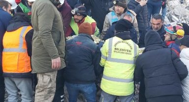 7 kişi için çalışılan enkazda, 100'üncü saatte mühendis yaralı kurtarıldı