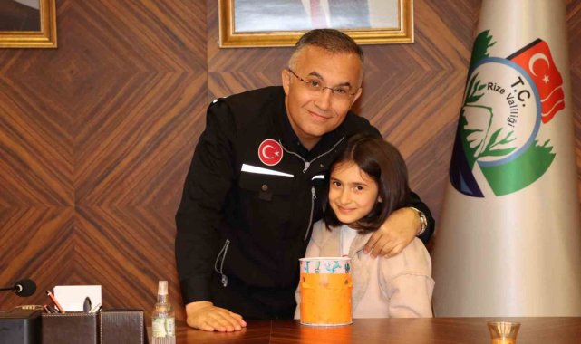 7 yaşındaki çocuk depremzede arkadaşları için kumbarasını bağışladı
