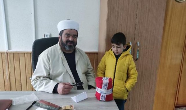 7 yaşındaki Faruk, Türk bayrağına sardığı kumbarasını depremzedelere gönderdi