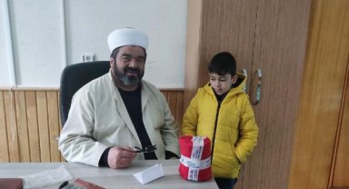 7 yaşındaki Faruk, Türk bayrağına sardığı kumbarasını depremzedelere gönderdi