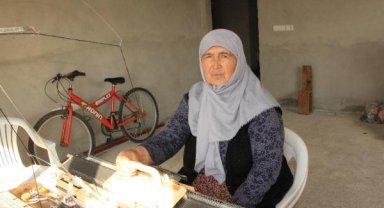 71 yaşında depremzedeler için örgü makinesinin başına geçti