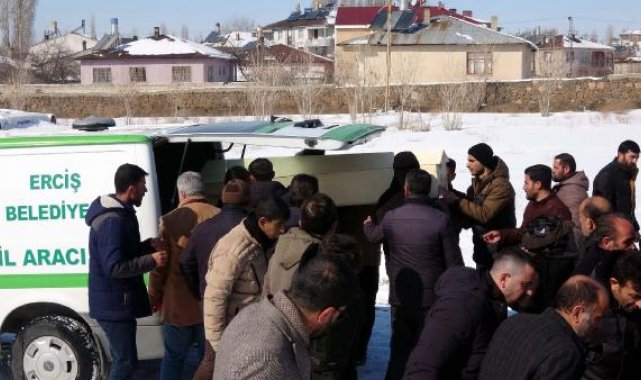 72 saat sonra cansız bedeni çıkartılan Özkan, Van'da toprağa verildi
