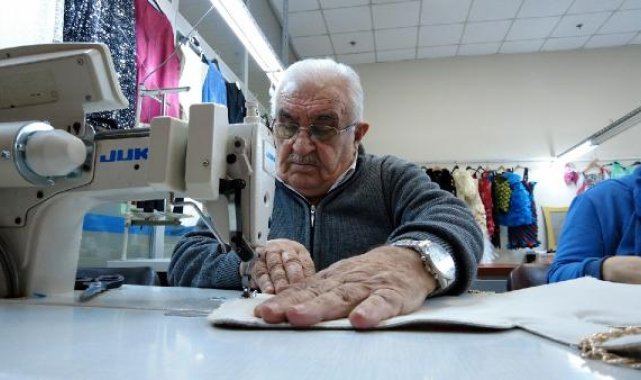 76 yaşında azmi ve güler yüzüyle engellilere moral oluyor