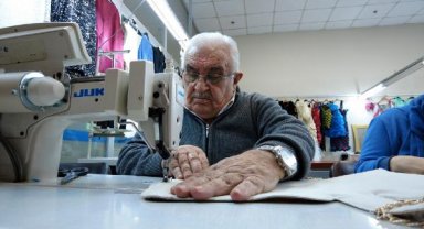 76 yaşında azmi ve güler yüzüyle engellilere moral oluyor