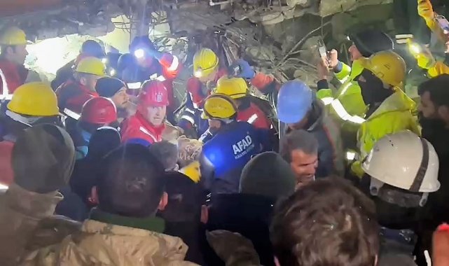 8 katlı binanın enkazından 70 saat sonra sağ çıktı