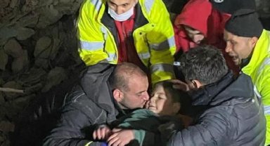 8 yaşındaki Yavuz, 91 saat sonra enkazdan sağ çıkarıldı