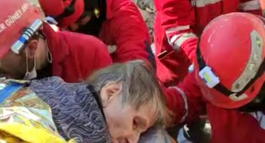 85 yaşındaki kadın depremden 152 saat sonra kurtarıldı