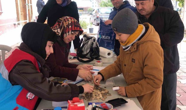 9 yaşındaki Umut Efe, kumbarasındaki paraları depremzedelere gönderdi