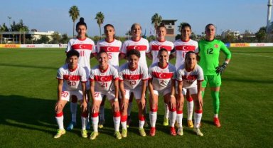 A Milli Kadın Futbol Takımı depremzedeler için 'Omuz Omuza' verdi