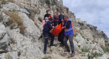 ABD'li turist, Adana'da tarihi Yılankale'de düşüp yaralandı