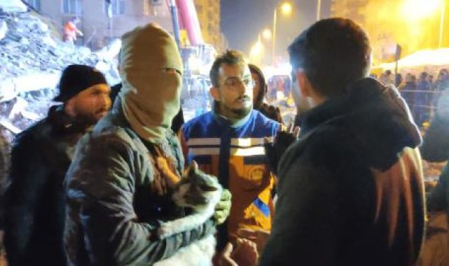 Adana'da 12 katlı binanın enkazından 4 kişinin cansız bedeni çıkarıldı