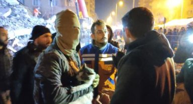 Adana'da 12 katlı binanın enkazından 4 kişinin cansız bedeni çıkarıldı