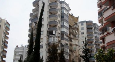 Adana'da ağır hasar alan Ayas Apartmanı'nda kontrollü yıkım başladı