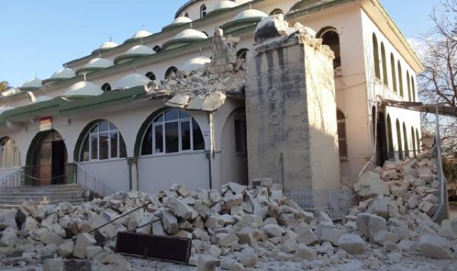 Adana'da ağır hasarlı minareler yıkılıyor