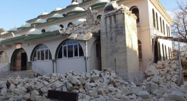 Adana'da ağır hasarlı minareler yıkılıyor