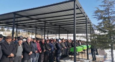 Adana'da depremde ölen 5 kişilik aile, yan yana toprağa verildi