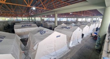 Adana'da depremzedeler için semt pazarları çadır kente dönüştürüldü