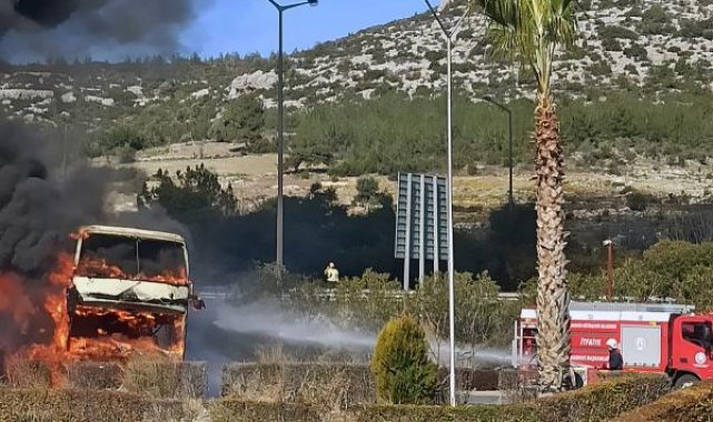 Adana'da, dinleme tesisindeki 2 katlı yolcu otobüsünde yangın