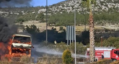 Adana'da, dinleme tesisindeki 2 katlı yolcu otobüsünde yangın