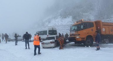 Adana'da kar yağışı; Kozan-Feke yolunda ulaşım aksadı