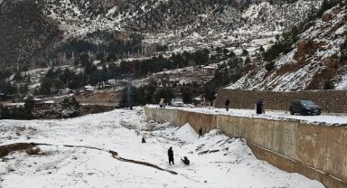 Adana'da kar yağışı; Kozan-Feke yolunda ulaşım aksadı
