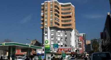 Adana'da tartışılan binadaki görüntü 'boya krizi' ile ortaya çıkmış