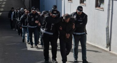 Adana'da yıkılan binaların müteahhit ve mühendisleri dahil 5 tutuklama