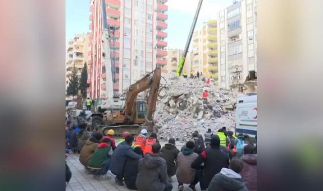 Adana'daki arama-kurtarma çalışmalarında 'sessiz bekleyiş' kameraya böyle yansıdı