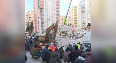 Adana'daki arama-kurtarma çalışmalarında 'sessiz bekleyiş' kameraya böyle yansıdı