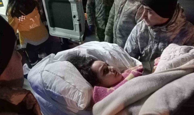Adana'daki yaralı 49 depremzede ve 25 refakatçi Türk Silahlı Kuvvetleri'ne ait uçakla İstanbul'a getirildi