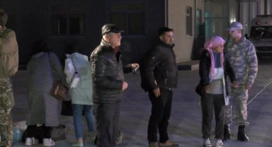Adana'dan 3 diyaliz hastası depremzede İstanbul'a getirildi