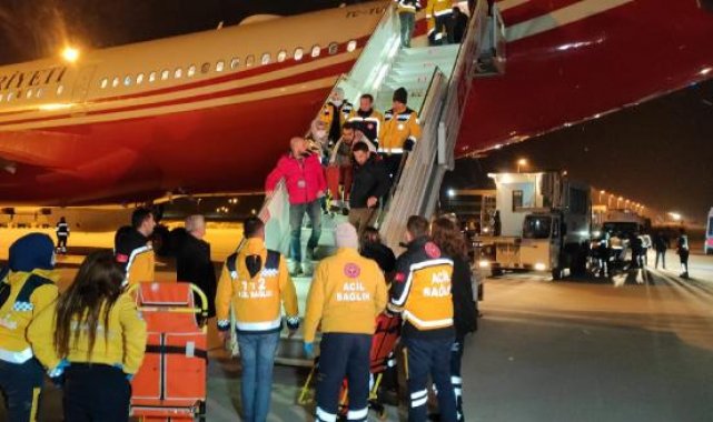 Adana'dan alınan 60 depremzede uçakla Ankara'ya getirildi