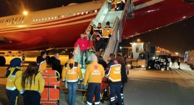 Adana'dan alınan 60 depremzede uçakla Ankara'ya getirildi