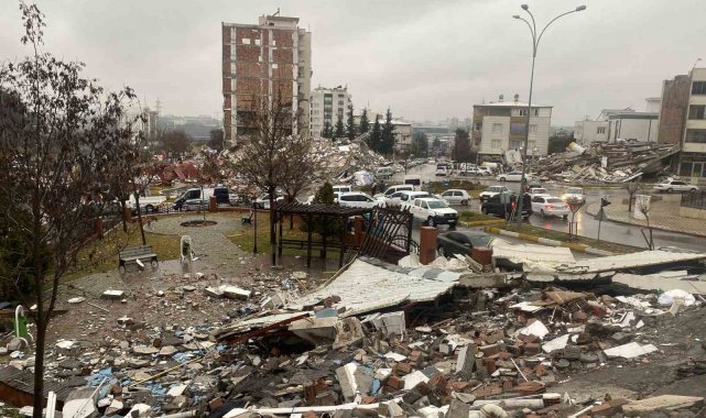 Adıyaman'da çok sayıda bina yıkıldı: Kurtarma çalışmaları sürüyor