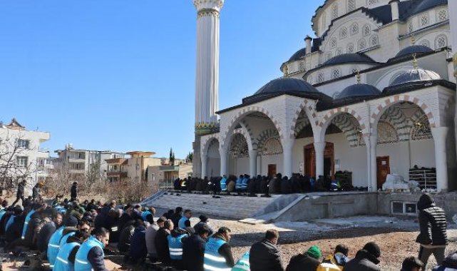 Adıyaman'da cuma namazı sağlam kalan camilerde kılındı