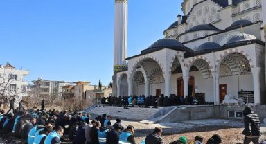 Adıyaman'da cuma namazı sağlam kalan camilerde kılındı