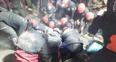 Adıyaman'da depremin 166'ncı saatinde enkazdan mucize kurtuluş