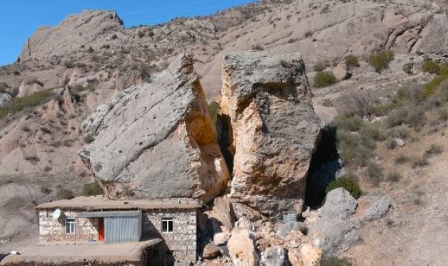 Adıyaman'da dev kayalar köye düştü; ortadan ayrılan kaya drone ile görüntülendi