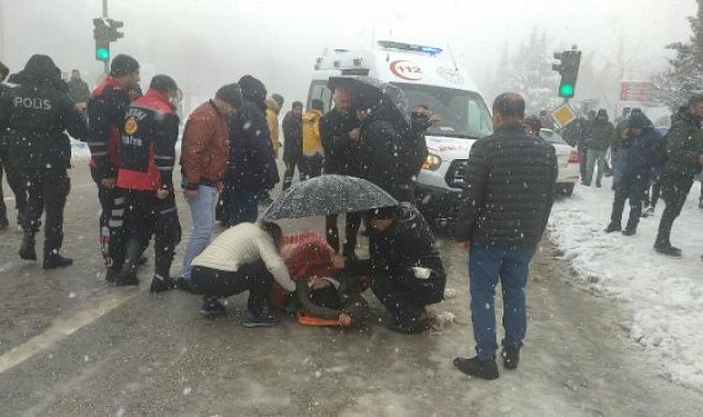 Adıyaman'da kayan otomobil, kaldırımda yürüyenlere çarptı; 5 yaralı