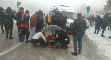 Adıyaman'da kayan otomobil, kaldırımda yürüyenlere çarptı; 5 yaralı