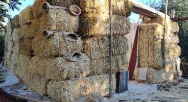 Adıyamanlı depremzede, saman balyalarıyla barınak yaptı