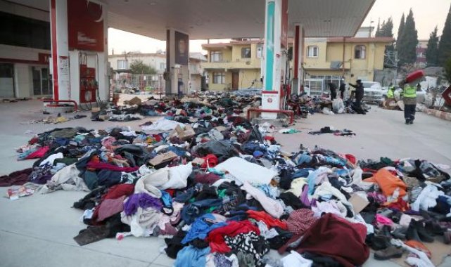 AFAD'da sıra beklememek için yardım malzemelerini cadde ve sokaklara bıraktılar - Yeniden