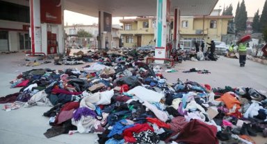AFAD'da sıra beklememek için yardım malzemelerini cadde ve sokaklara bıraktılar - Yeniden