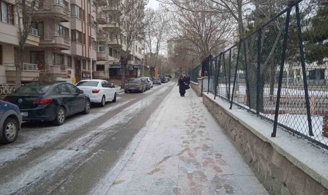 Afyonkarahisarlılar karlı bir sabaha uyandı