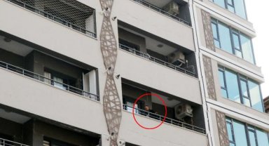 Ağır hasarlı apartmana giren depremzedeleri binadan polis uzaklaştırdı